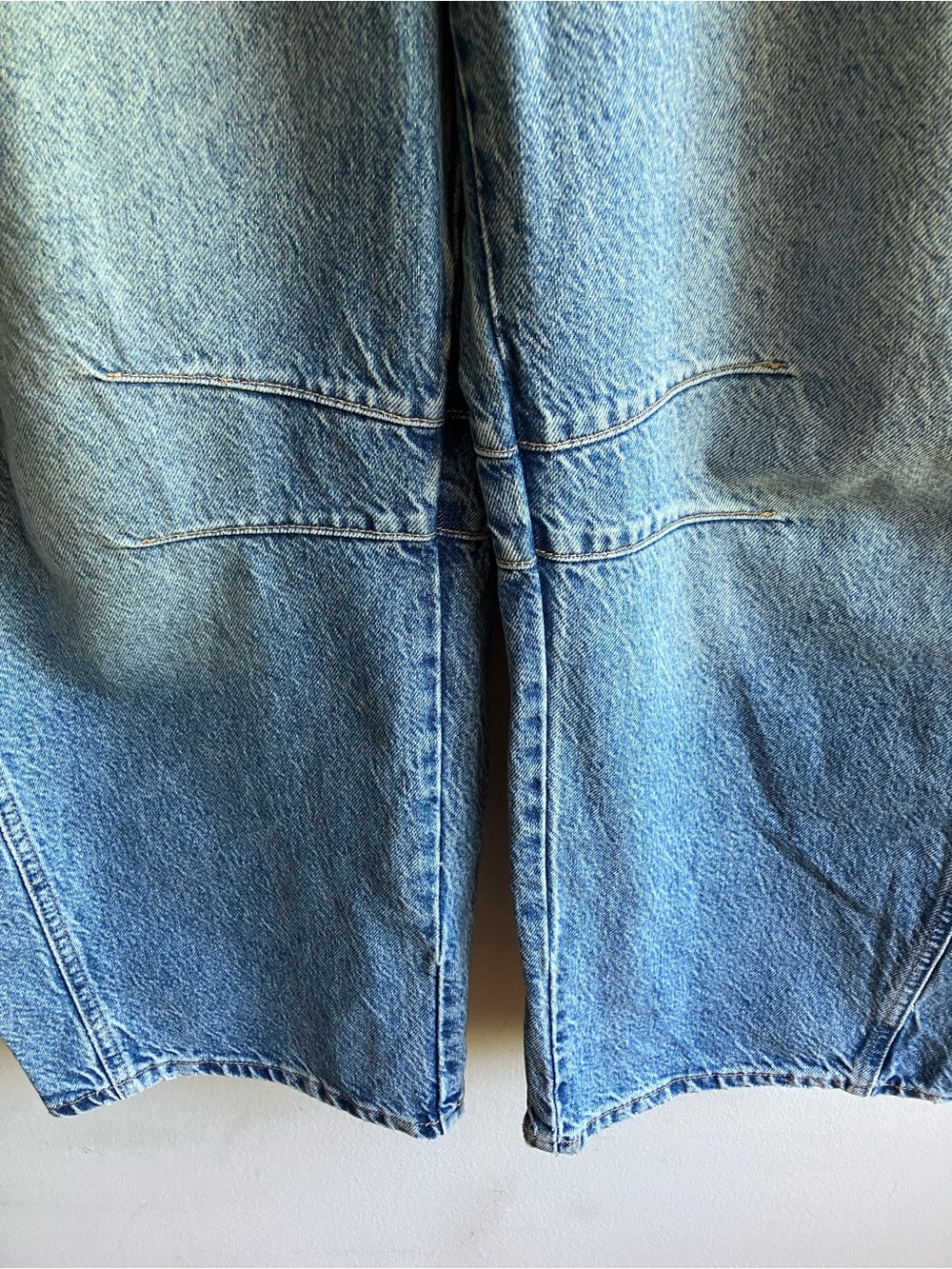 We The Free Good Luck Mid Rise Barrel Jeans Size 29 Medium Wash Wide Leg Denim - Picture 8 of 16